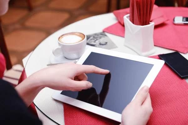 Vrouw met tabletcomputer — Stockfoto