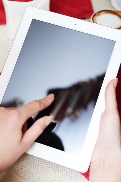 Vrouw met tabletcomputer — Stockfoto