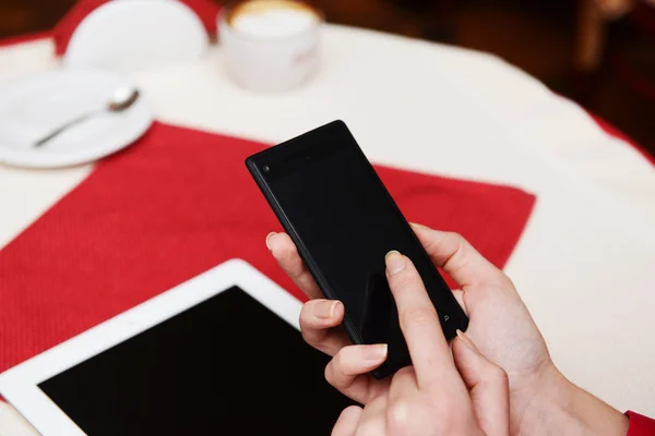 Woman with mobile phone — Stock Photo, Image