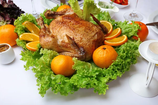 Gebackenes Huhn zum festlichen Abendessen — Stockfoto