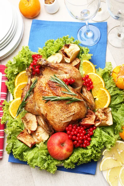Печёная курица на праздничный ужин — стоковое фото