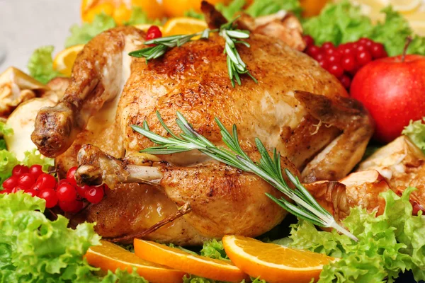 Печёная курица на праздничный ужин — стоковое фото