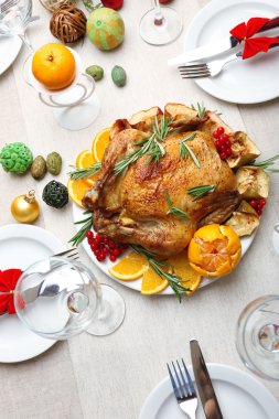 Fırında tavuk şenlikli akşam yemeği için. Noel tablo ayarı
