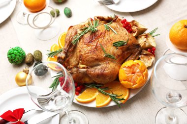 Fırında tavuk şenlikli akşam yemeği için. Noel tablo ayarı