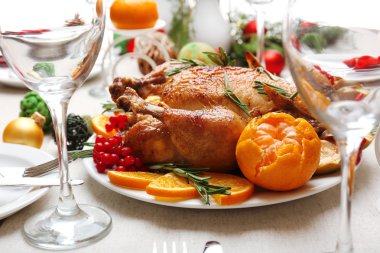 Fırında tavuk şenlikli akşam yemeği için. Noel tablo ayarı