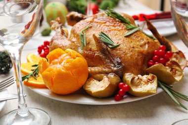 Fırında tavuk şenlikli akşam yemeği için. Noel tablo ayarı