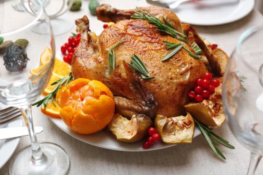 Fırında tavuk şenlikli akşam yemeği için. Noel tablo ayarı