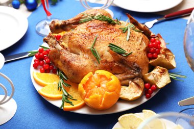 Fırında tavuk şenlikli akşam yemeği için. Noel tablo ayarı