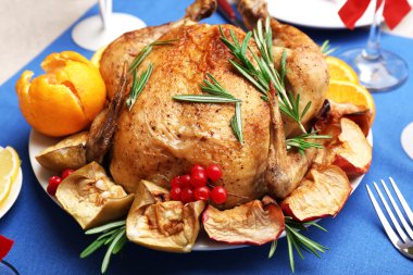Fırında tavuk şenlikli akşam yemeği için. Noel tablo ayarı