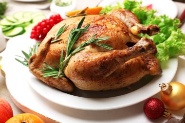 Fırında tavuk şenlikli akşam yemeği için. Noel tablo ayarı