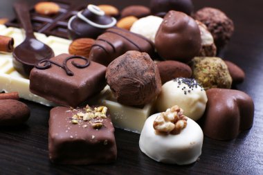 Koyu ahşap düz arka plan üzerinde tatlı çikolata truffles grup