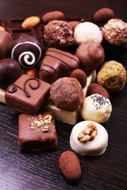 Koyu ahşap düz arka plan üzerinde tatlı çikolata truffles grup