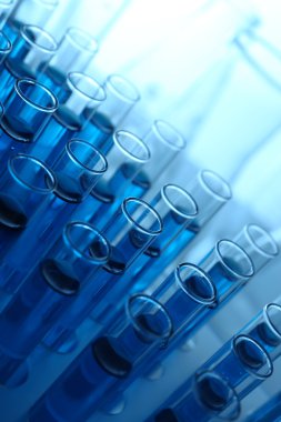 Ters test tüpleri açık renkli mavi su ile