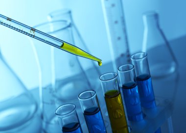 Sarı sıvı ekleyerek pipet