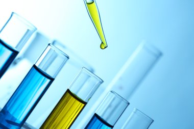 Sarı sıvı ekleyerek pipet