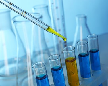 Sarı sıvı ekleyerek pipet
