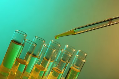 Pipet kırmızı sıvı test tüpleri açık renkli üzerinde bir ekleme