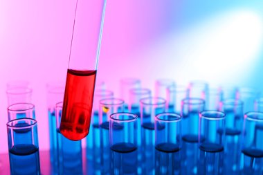 Tüp diğer tüpler arka plan üzerinde kırmızı sıvı ile dolu