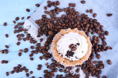 kek krem ve kahve çekirdekleri ile