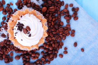 kek krem ve kahve çekirdekleri ile