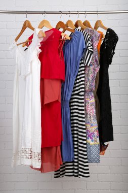 Kadın elbise askıları odasında