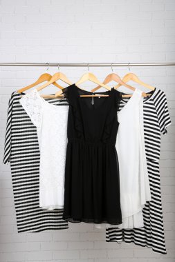 Kadın elbise askıları odasında