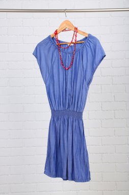 Askı odasında kadın elbise