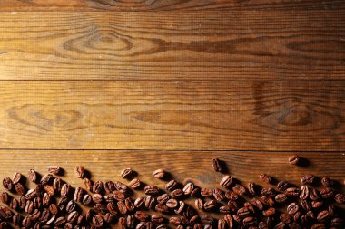 Ahşap arka planda kahve çekirdekleri