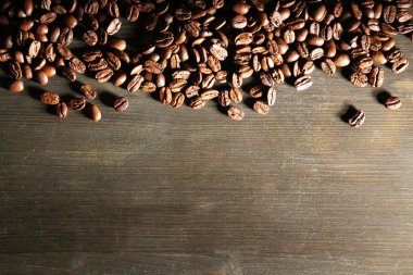 Ahşap arka planda kahve çekirdekleri