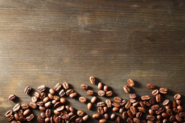 Ahşap arka planda kahve çekirdekleri