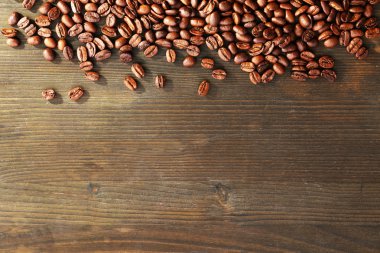 Ahşap arka planda kahve çekirdekleri