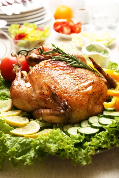 Poulet cuit au four pour un dîner festif — Photo