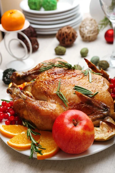 Frango assado para o jantar festivo. Cenário de mesa de Natal — Fotografia de Stock