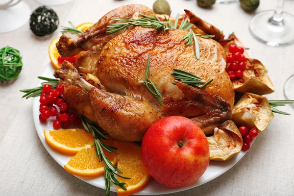 Frango assado para o jantar festivo. Cenário de mesa de Natal — Fotografia de Stock