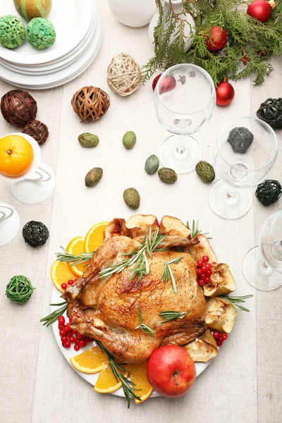 Pollo al forno per cena festiva. Apparecchiatura tavola di Natale — Foto Stock