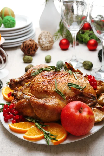 Gebackenes Hühnchen zum festlichen Abendessen. Weihnachtstisch gedeckt — Stockfoto