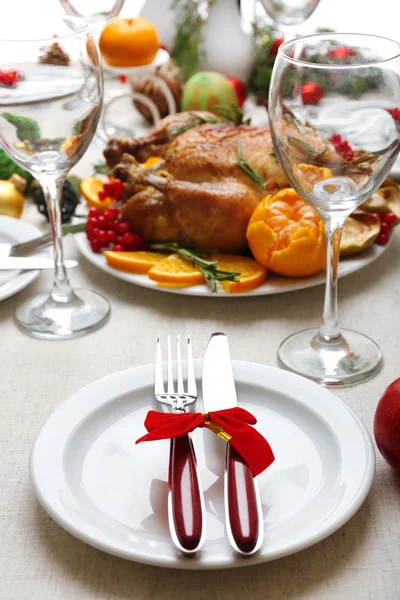 Fırında tavuk şenlikli akşam yemeği için. Noel tablo ayarı — Stok fotoğraf