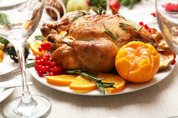 Gebackenes Hühnchen zum festlichen Abendessen. Weihnachtstisch gedeckt — Stockfoto