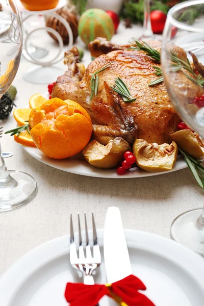 Frango assado para o jantar festivo. Cenário de mesa de Natal — Fotografia de Stock