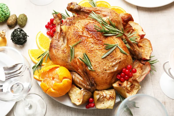 Fırında tavuk şenlikli akşam yemeği için. Noel tablo ayarı