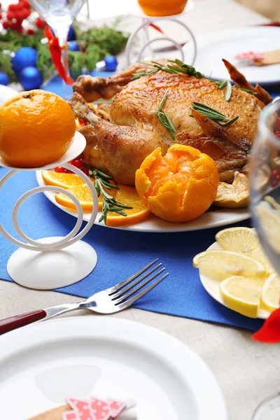 Frango assado para o jantar festivo. Cenário de mesa de Natal — Fotografia de Stock