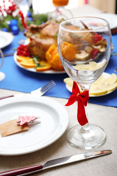 Sült csirke ünnepi vacsorára. Karácsonyi táblázat beállítása — Stock Fotó