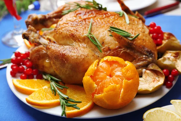 Frango assado para o jantar festivo. Cenário de mesa de Natal — Fotografia de Stock