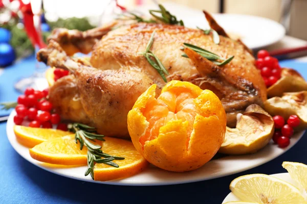 Pollo al horno para la cena festiva. Navidad mesa ajuste — Foto de Stock