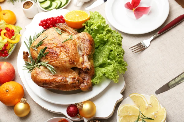 Frango assado para o jantar festivo. Cenário de mesa de Natal — Fotografia de Stock