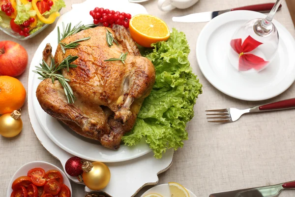 Frango assado para o jantar festivo. Cenário de mesa de Natal — Fotografia de Stock