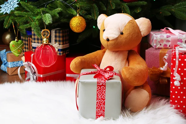 Urso de pelúcia e caixas de presente — Fotografia de Stock