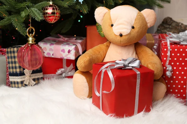 Osito de peluche y cajas regalo — Foto de Stock