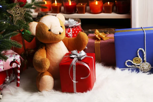 Urso de pelúcia e caixas de presente — Fotografia de Stock