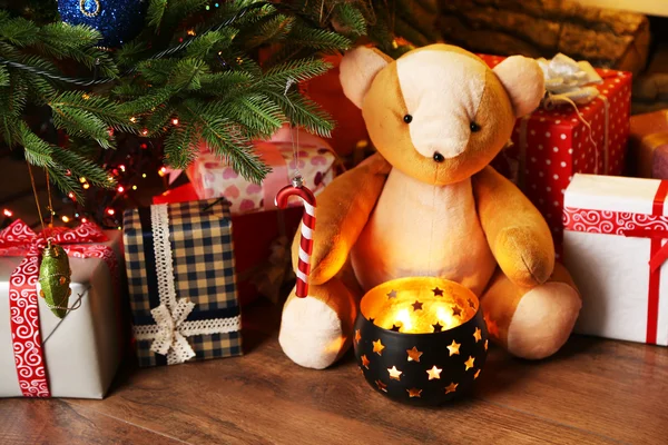 Teddybär und Geschenkschachteln — Stockfoto